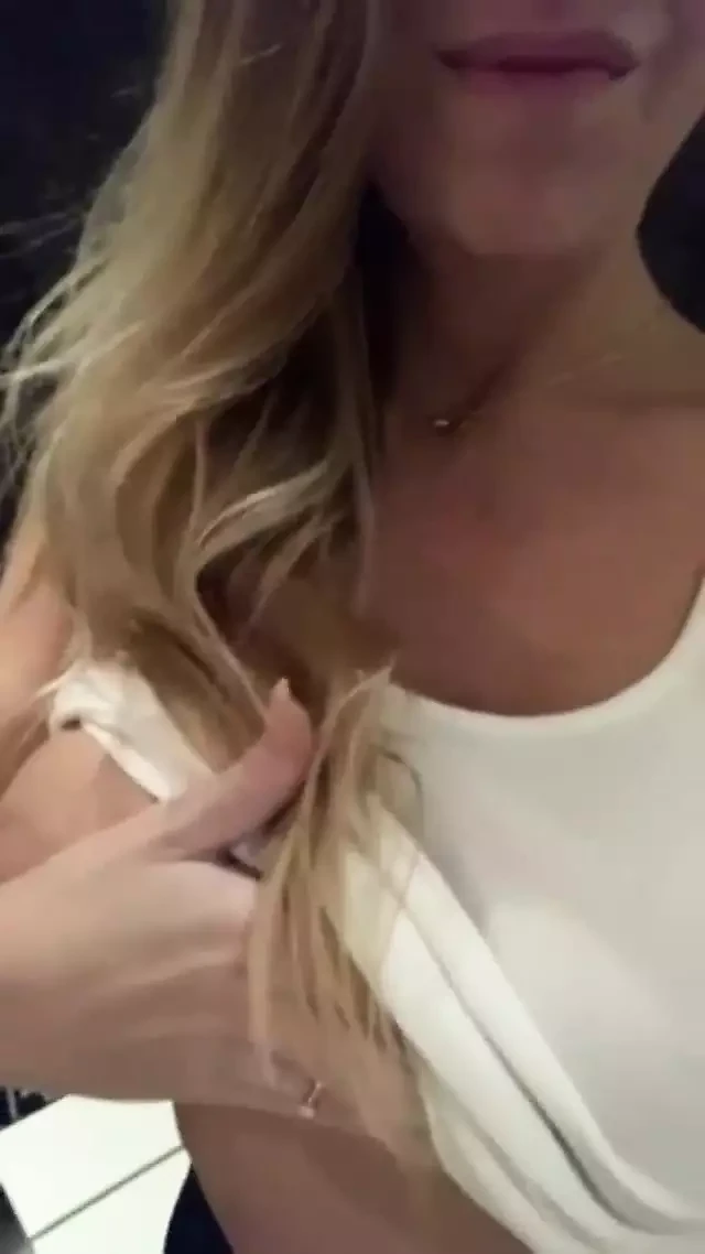 Шведская хотвайф соблазняет большими сиськами