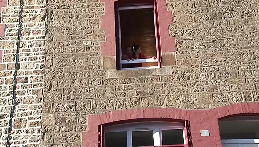 Azgın esmer orta yaşlı seksi kadın için anal sikiş