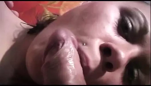 Ağzı olan Alman sarışın orta yaşlı seksi kadın bakış açısıyla filme çekilirken sıcak dölünü almak için tutkuyla yarak emmeye hevesli