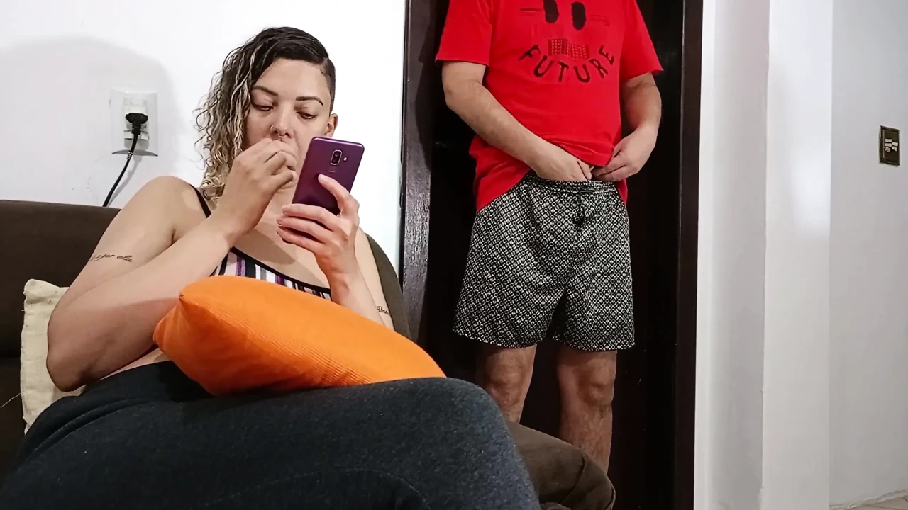 Madrasta de repente recebe um pau na cara e chupa até gozar.