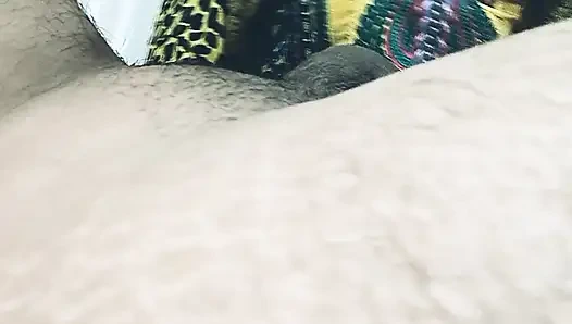 Ben eğleniyorken kız arkadaşım yarağıma dokunuyor