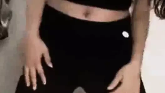 Müslüman fahişe evli kadın çıplak vücudunu diğer insanlara gösterdiği için cezalandırılıyor