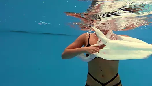 4k yüzme havuzunda en sıcak Rus babes