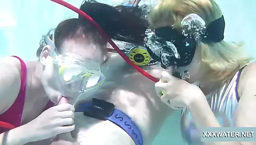 iki sıcak kızlar darbe büyük horoz içinde the havuz