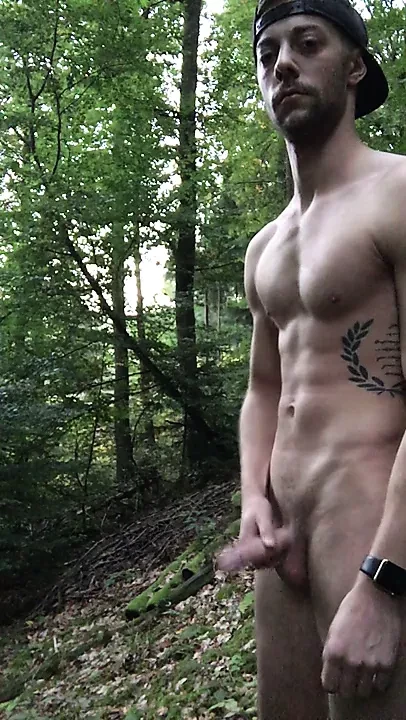 Симпатичный красивый немецкий паренек обнаженной дрочит, мастурбирует в лесу на улице, сперма на публике, большой хуй, маленький член, мускулистая