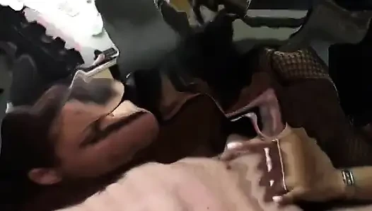 İki kız dizlerinin üzerinde yarak ve taşak emerken götten parmaklanıyor
