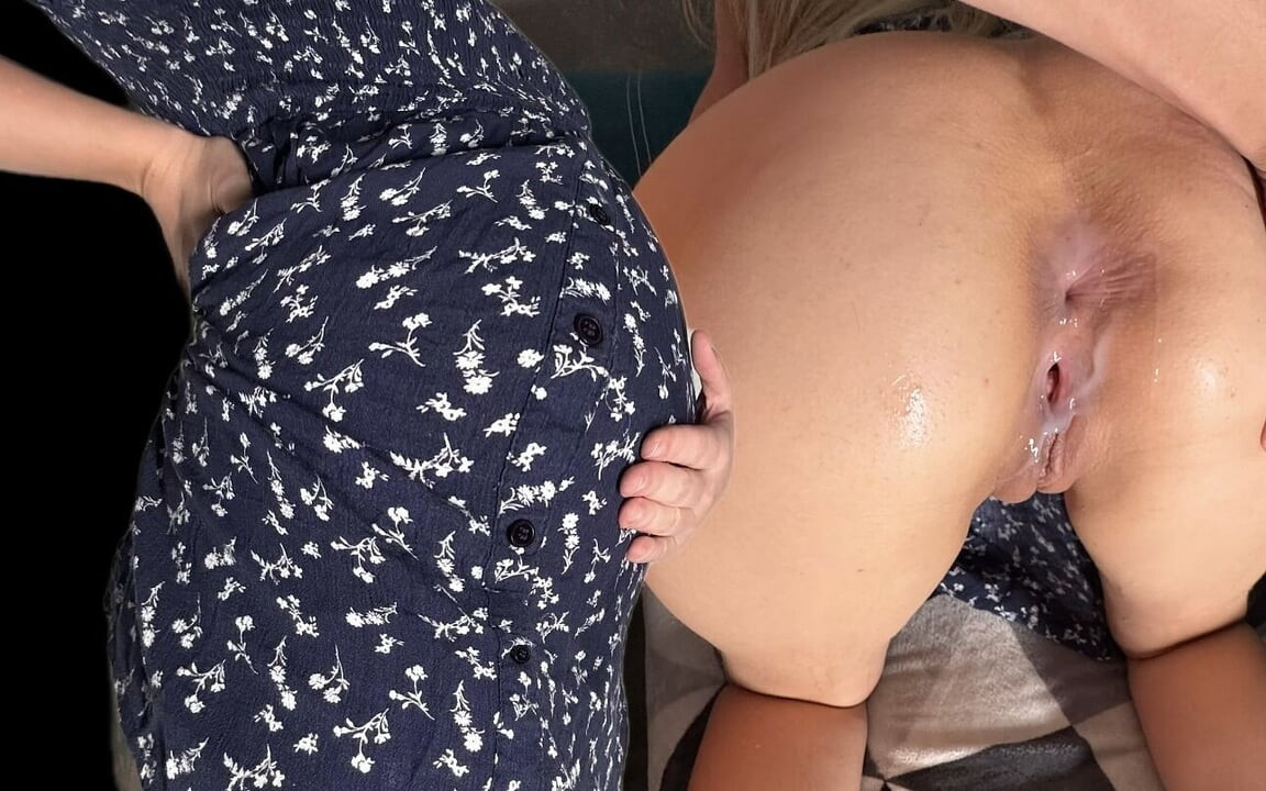 Külotsuz seksi bir üvey anne ona iyi bir hamile bırakması için kanepede sıkışıyor!