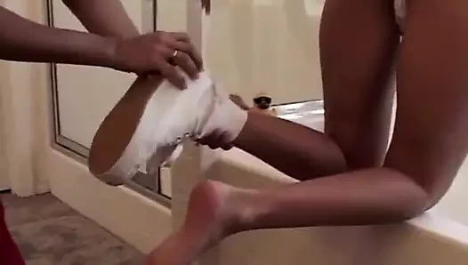 Çoraplı iki harika ateşli orta yaşlı seksi kadın sert bir yarağı paylaşmaya bayılıyor