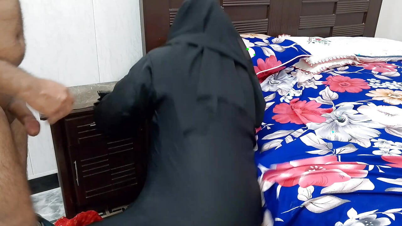 Kızgın Hintli koca Müslüman karısını salatalık ile yakaladı