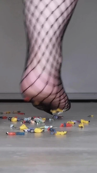 Açgözlü gotik dev kadın memelerini hassaslaştırıyor ve yiyor