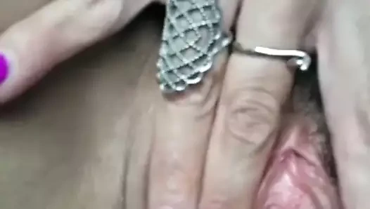 İtalyan sürtük evli kadın. İtalyan orta yaşlı seksi kadın greta arabada mastürbasyon yapıyor