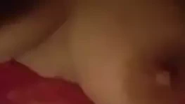 Birleşik Krallık busty milf oynama ile ona memeler