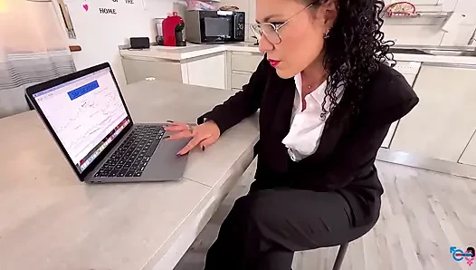 Ayakları ağrıyan meslektaşı onlara masaj yaptırıyor ve külotlu çorapla yalatıyor, karşılığında oral seks karşılığında