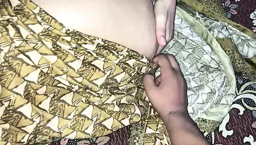 Çarpıcı İranlı üvey kızın ilk anal üvey babası beni salatalıkla yakaladıktan sonra sıkı bakire deliğimi mahvediyor
