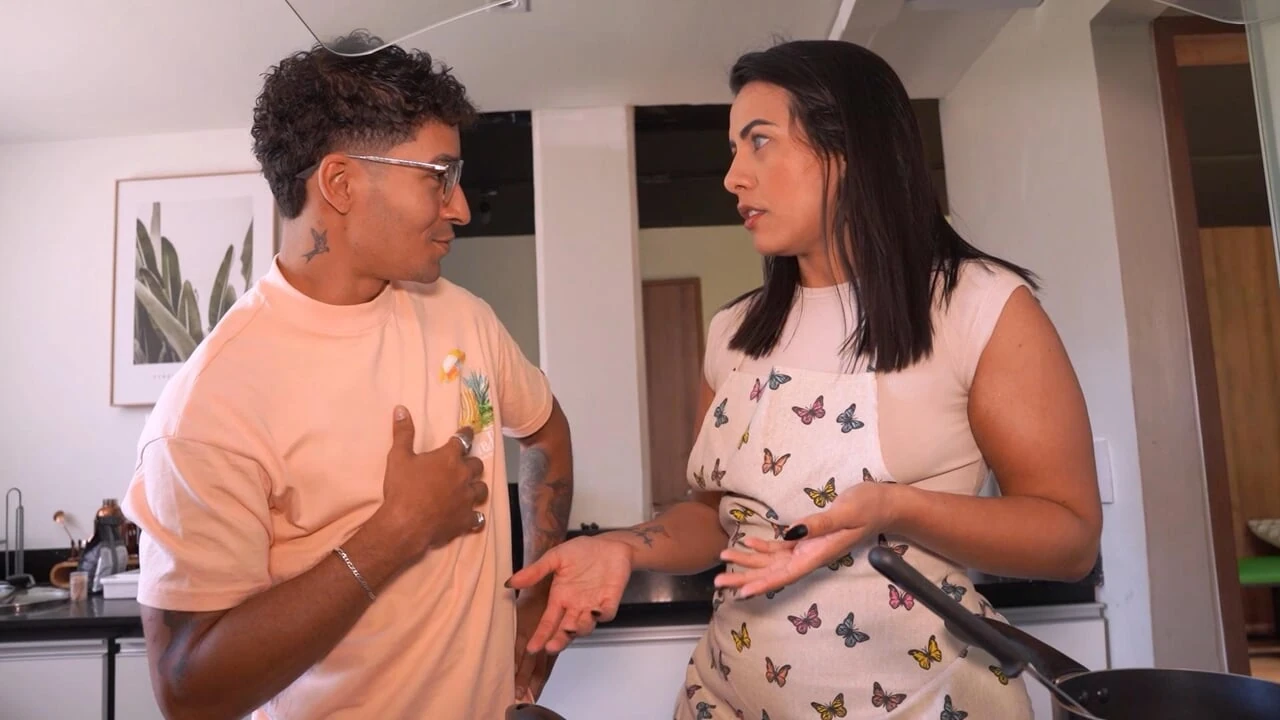 Meu pai me deixa em casa com a governanta, que é uma milf gostosa - Thiago Lopez e Kylei Eilish