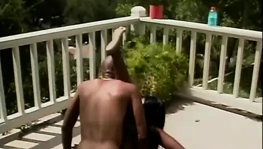 Seksi zenci çift bahçede amcık sikişiyor