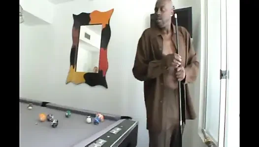 Ateşli sarışın büyük siyah yarakla amını siktiriyor