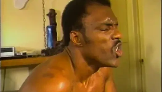 Grup Seks - Genç Azgın Esmer Için Beyaz Ve Siyah 3 Büyük Yarakla Üçlü Penetrasyon