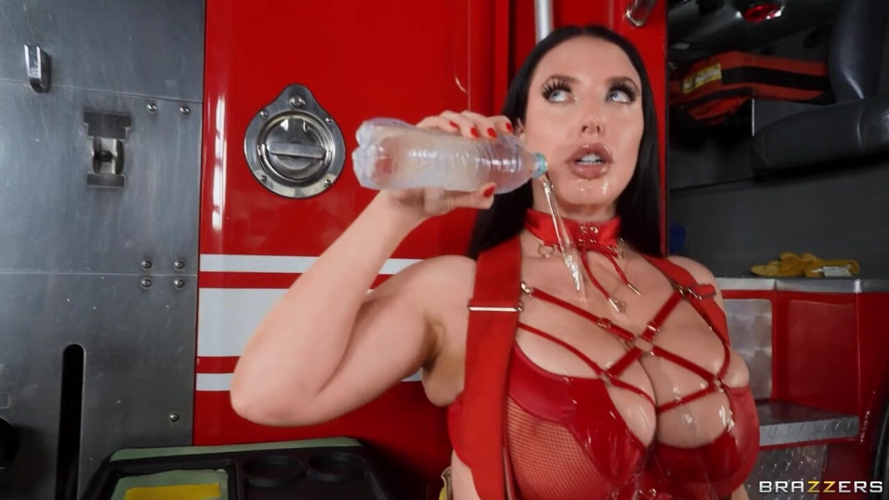 İtfaiye eri Angela'nın beyaz ateşli fışkırtmalı festivali angela white brazzers