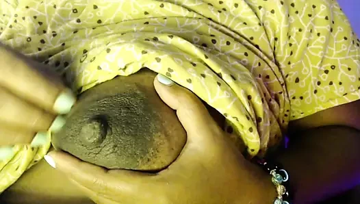 Ateşli kız desi büyük göğüsler ateşli meme ucunu gösteriyor