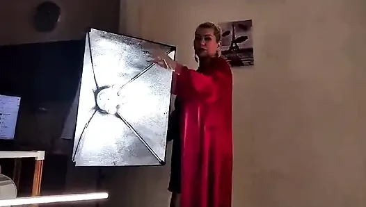 Yarak kaldıran olgun kaltak Aimee ateşli orta yaşlı seksi kadın: kırmızı, siyah, at kuyruklu ve ağızda yarak