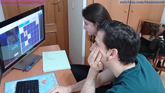 Genç öğrenci şantaj, pov oral seks, ağzına boşalmak, yutmak.