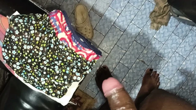 Sikini boşalttı ve sonra oturdu