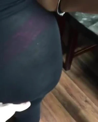 Meu marido me exibe legging marcando calcinha e celulite