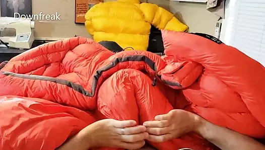 Döl boşalana kadar çantanın aşağısında kuzey yüzünü sikiyor