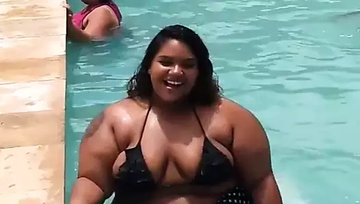 GORDA IMENSA E DELICIOSA SAINDO DA PISCINA BBW