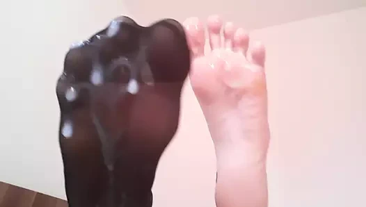 Cum üzerinde ayak ile çıplak tabanlar ve çorap sonia mor