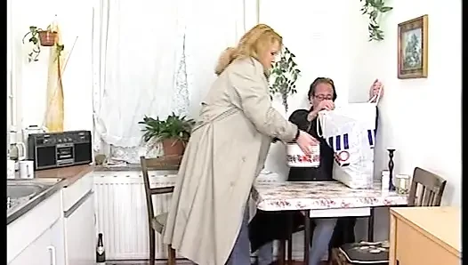 Büyük memeli sarışın Alman fahişe göğüslerine döl püskürtüyor