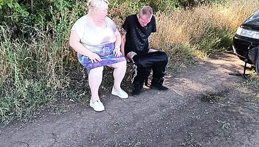 Bir komşu halka açık bir parkta bankta sikimi emiyor