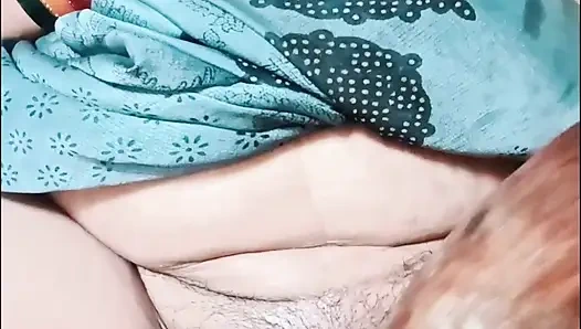 Hintli ev hanımı birden fazla orgasam ile mastürbasyon yapıyor ateşli amcığının suyunu çıkarıyor ve Hintçe ile edepsizce konuşuyor