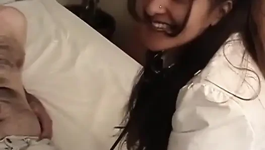 Büyük doğal göğüsler üçlü amcık sikişi... göte boşalma