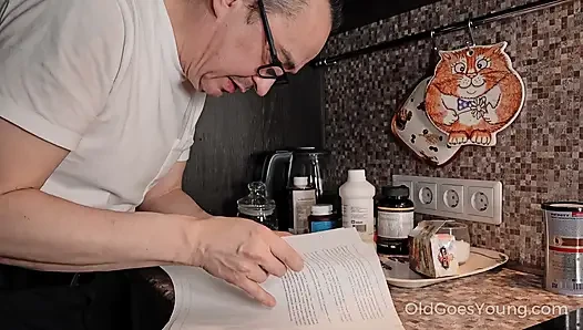 Sapık kız gri saçlı bir adamı baştan çıkarıyor