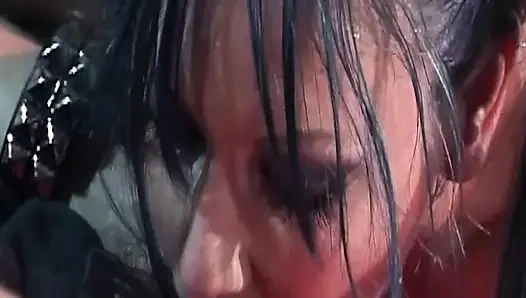 Mavi saçlı orta yaşlı seksi kadın kelepçeli delikanlının yarağını sert bir şekilde ağzına alıyor
