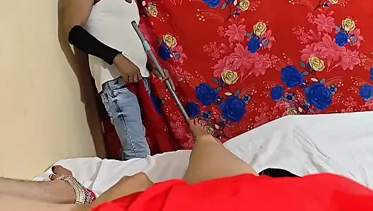 Pati ke office Jaane ke baad patni ne naukar ke sath kiya romance