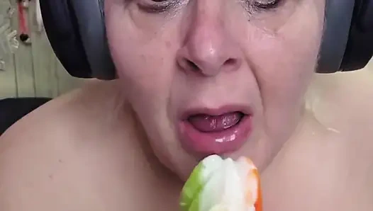 Bu fahişe cadının ağzına büyük borulu ağzı tıkalı