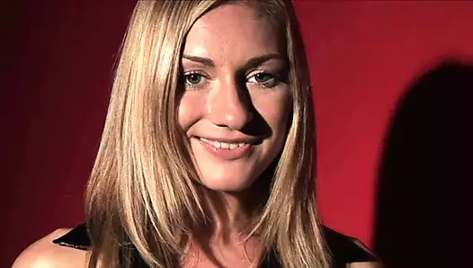 Sarışın seksi itaatkar Greta efendisi raimund tarafından şaplaklanıyor.