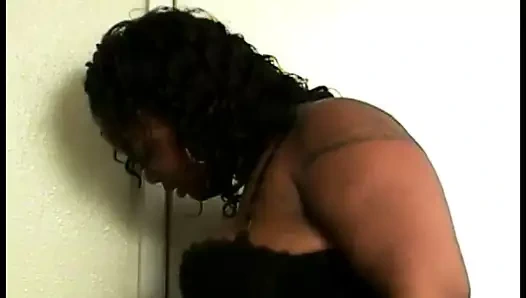 Siyah kıyafetli zenci üstlü kilolu kadın domaltmalı sert yarakla sikilmekten hoşlanıyor