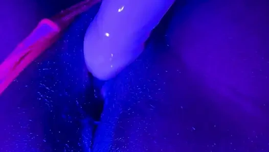 Zenci tanrıça sızdırıyor: neon tanga ve dildo fışkırtıyor