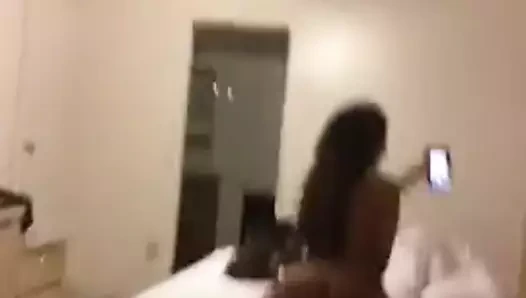 Aylen alvarez çıplak vücudunu yatakta gösteriyor