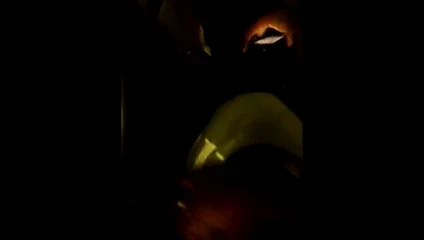 Onu apartman koridorunda sallamak