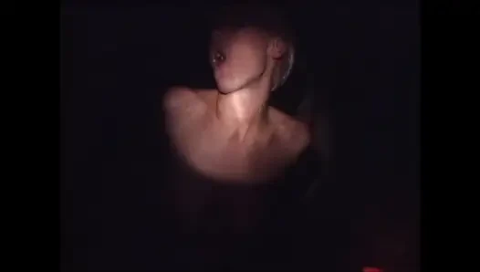 Güzel memeli klasik orta yaşlı seksi kadın karanlıkta sikiliyor ve ağzına büyük yarakla boşalıyor