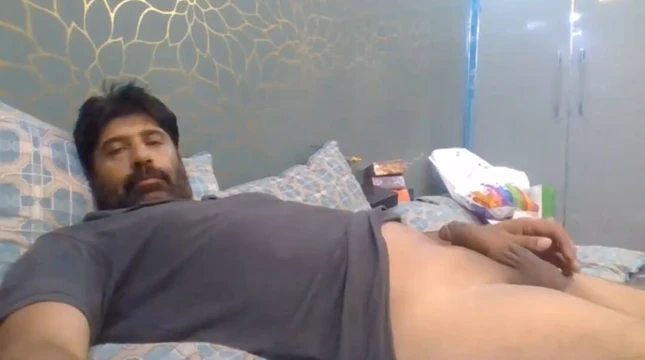 Pakistanlı baba yarakla oynuyor