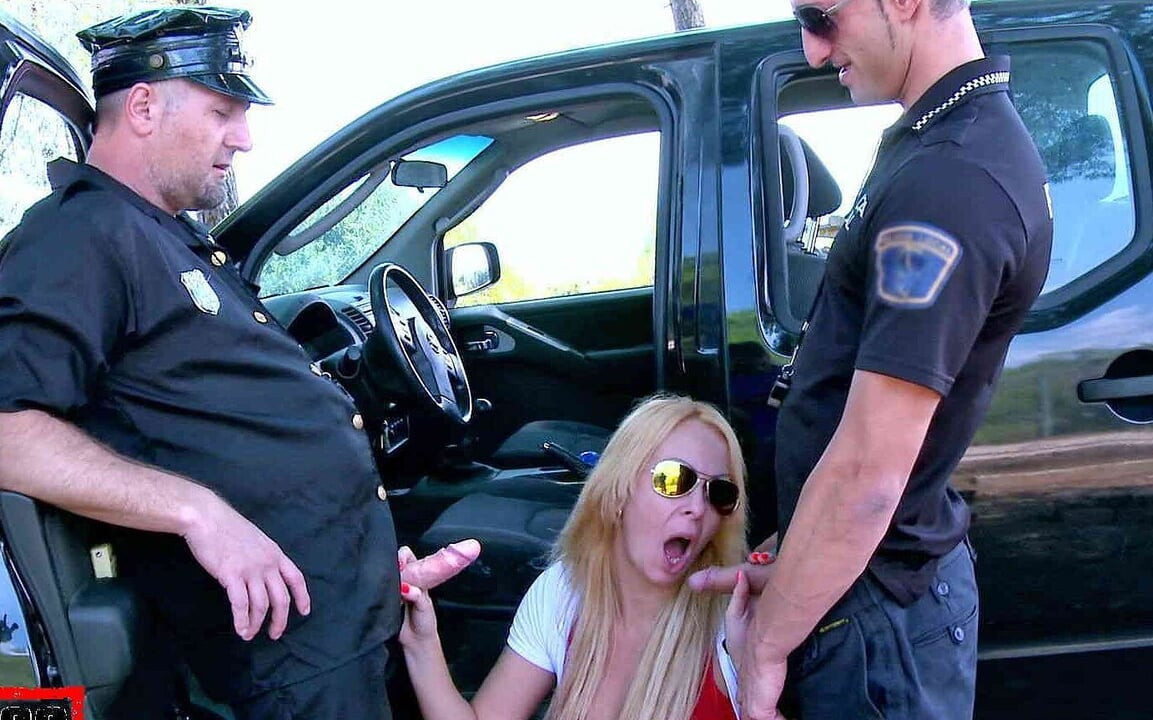 Ateşli sarışın orta yaşlı seksi kadın Tamara Dix iki polis memuru tarafından sert sikiliyor