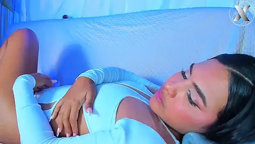 İlk lezbiyen karşılaşması: kız arkadaşım bana hızlı dille doğru vajina yemeyi öğretiyor