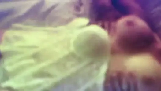 Laura knetet ihre Titten