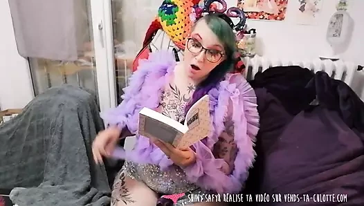 Vends-ta-culotte - tatlı bir Fransız kadın vibratörle mastürbasyon yaparken erotik bir metin okuyor